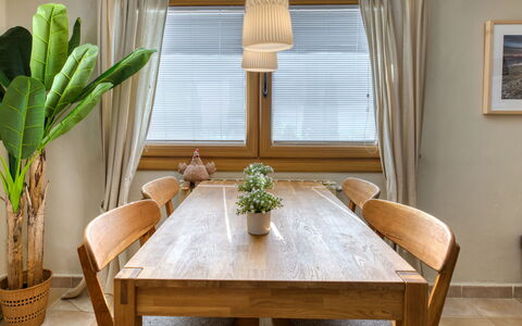 Petite Fleur: Zimmer, Möbel, Eigentum, Interior Design, Esszimmer, Tabelle, Kaffetisch, Vorhang, Fussboden, Holz