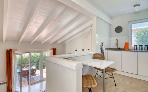 Petite Fleur: Möbel, Cabinetry, Tabelle, Countertop, Gebäude, Fenster, Holz, Interior Design, Küche, Flooring