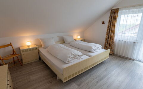 Hochfirst: Möbel, Komfort, Gebäude, Holz, Beleuchtung, Bettrahmen, Fussboden, Flooring, Hartholz, Bett
