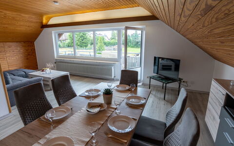 Hochfirst: Tabelle, Möbel, Eigentum, Geschirr, Gebäude, Fenster, Stuhl, Holz, Interior Design, Wohnzimmer