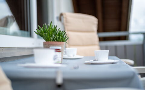 Hochfirst: Eigentum, Möbel, Tabelle, Dishware, Fenster, Pflanze, Geschirr, Drinkware, Tasse, Komfort