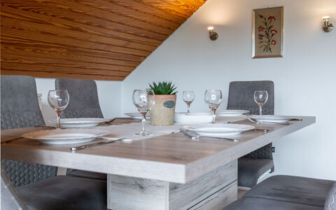 Hochfirst: Möbel, Tabelle, Eigentum, Gebäude, Pflanze, Komfort, Holz, Interior Design, Bilderrahmen, Haus