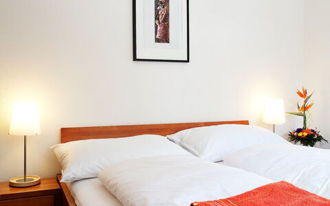 Leukerbad 190: Bett, Schlafzimmer, Möbel, Zimmer, Eigentum, Bettdecke, Bettrahmen, Orange, Bedding, Interior Design
