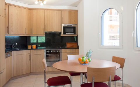 Leukerbad 190: Möbel, Zimmer, Interior Design, Eigentum, Countertop, Küche, Gebäude, Cabinetry, Decke, Fussboden