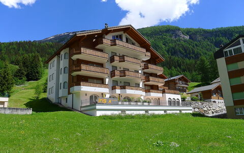 Leukerbad 190: Eigentum, Berg, Bergforms, Gebirge, Haus, Alpen, Bergdorf, Gebäude, Bergstation, Die Architektur