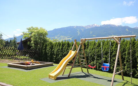 Zeller: Spielmittel, Öffentlicher Raum, Spielplatz, Schwingen, Freizeit, Eigentum, Spielplatz Rutsche, Menschliche Siedlung, Gras, Rutsche