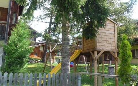 Diana: Haus, Baum, Eigentum, Zuhause, Nachbarschaft, Gebäude, Hütte, Grundeigentum, Pflanze