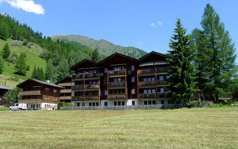 Diana: Himmel, Pflanze, Wolke, Gebäude, Natürliche Landschaft, Berg, Baum, Grundstueck, Fenster, Gras