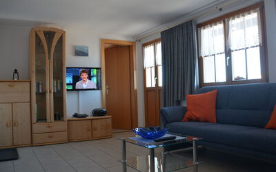 Wohnung 2 400.2: Zimmer, Wohnzimmer, Möbel, Eigentum, Interior Design, Kaffetisch, Gebäude, Haus, Tabelle, Fussboden