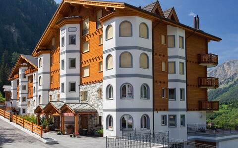 Leukerbad 450: Himmel, Gebäude, Eigentum, Fenster, Pflanze, Urban Design, Berg, Baum, Nachbarschaft, Haus