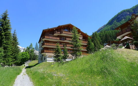 Leukerbad 450: Himmel, Pflanze, Eigentum, Gebäude, Berg, Baum, Natürliche Landschaft, Steigung, Holz, Grundstueck