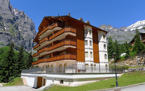 Leukerbad 450: Berg, Himmel, Gebäude, Pflanze, Baum, Natürliche Landschaft, Landschaft, Urban Design, Grundeigentum, Fassade
