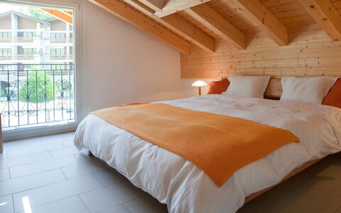 Leukerbad 450: Schlafzimmer, Bett, Zimmer, Möbel, Eigentum, Bettdecke, Bedding, Bettrahmen, Interior Design, Wand