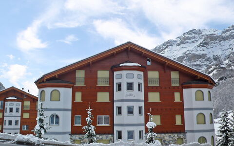 Leukerbad 450: Himmel, Pflanze, Gebäude, Berg, Eigentum, Natur, Grün, Natürliche Landschaft, Grundstueck, Haus