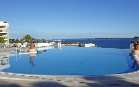 Cannes 462: Wasser, Himmel, Schwimmbad, Azurblau, Gebäude, Gartenmöbel, Strandresort, Schatten, Freizeit, Sonnenliege