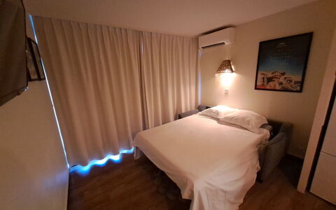Cannes 462: Bett, Möbel, Interior Design, Schlafzimmer, Fussboden, Bedding, Flooring, Bettdecke, Holz, Decke
