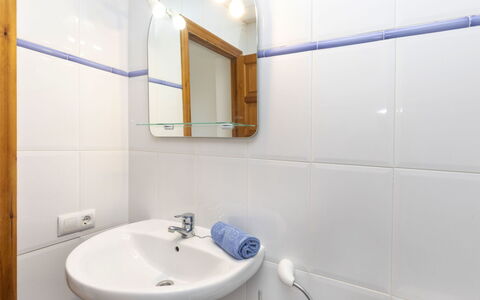 Aguamarina: Spiegel, Zapfhahn, Bad Sink, Armatur, Sinken, Badezimmer, Lila, Interior Design, Gebäude, Die Architektur