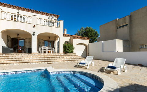 Aguamarina: Wasser, Himmel, Eigentum, Azurblau, Gebäude, Schwimmbad, Pflanze, Schatten, Die Architektur, Freizeit