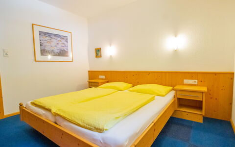 Längenfeld 165: Schlafzimmer, Bett, Bettrahmen, Bettdecke, Bedding, Hartholz, Hotel, Matratze, Holzbeize, Matratzenauflage