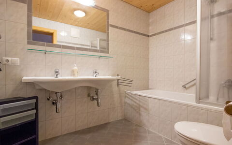 Längenfeld 165: Flooring, Armatur, Badezimmer, Interior Design, Fussboden, Sinken, Bad Sink, Holz, Zapfhahn, Decke