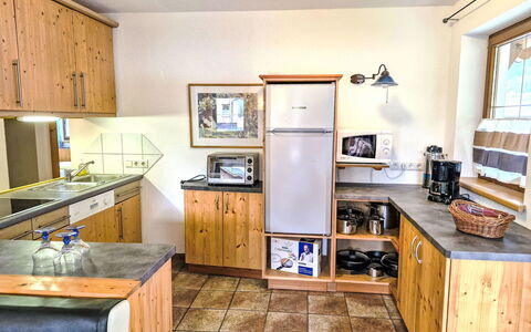Längenfeld 165: Küche, Küchengerät, Major Appliance, Countertop, Holz, Cabinetry, Möbel, Interior Design, Herd, Flooring