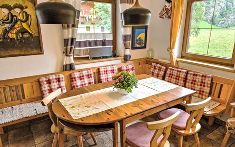 Längenfeld 165: Möbel, Interior Design, Holz, Tabelle, Küche & Esszimmer Tisch, Stuhl, Flooring, Esszimmer, Zimmer, Holzbeize