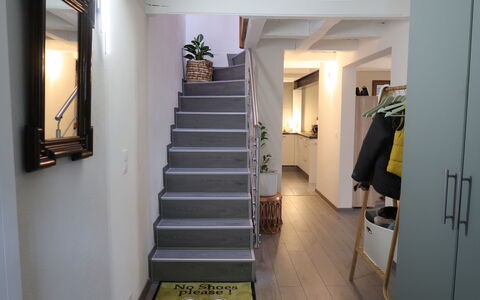 L'Avenir: Eigentum, Treppe, Bilderrahmen, Gebäude, Holz, Flooring, Interior Design, Fussboden, Halle, Tür