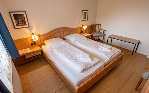 Sonnenbühl: Gebäude, Möbel, Eigentum, Komfort, Bettrahmen, Bilderrahmen, Holz, Textil, Bett, Kissen