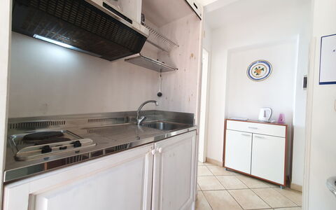 Siracusa 360: Major Appliance, Küche, Flooring, Countertop, Küchengerät, Fussboden, Spüle, Cabinetry, Interior Design, Zimmer