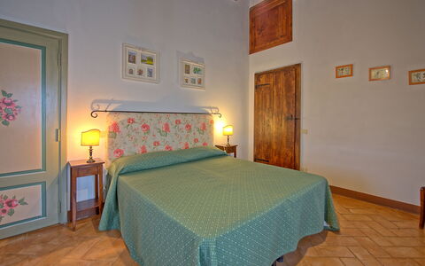 San Donnino: Schlafzimmer, Zimmer, Bett, Möbel, Eigentum, Bettdecke, Fussboden, Wand, Bettrahmen, Interior Design