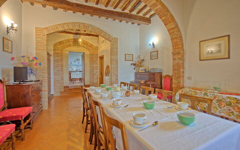 San Donnino: Restaurant, Eigentum, Zimmer, Gebäude, Interior Design, Funktionshalle, Tabelle, Esszimmer, Grundeigentum, Möbel