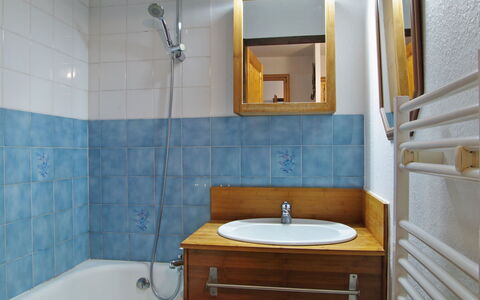 Les Chamois: Badezimmer, Zimmer, Eigentum, Bad Sink, Badezimmerschrank, Fliese, Zapfhahn, Sinken, Bad Zubehör, Armatur