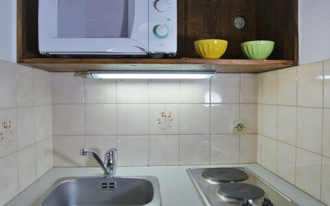 Les Chamois: Eigentum, Fliese, Sinken, Zimmer, Countertop, Bad Sink, Wand, Zapfhahn, Möbel, Cabinetry