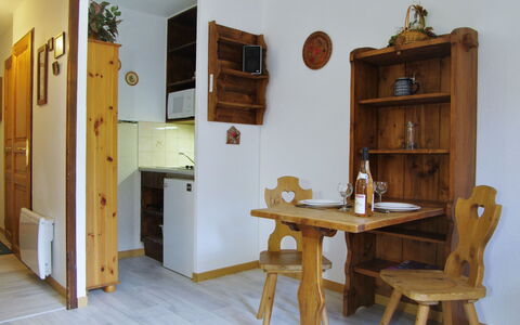 Les Chamois: Zimmer, Möbel, Tabelle, Eigentum, Interior Design, Holz, Esszimmer, Haus, Fussboden, Hartholz