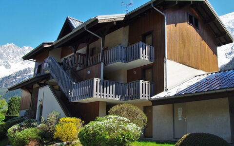 Les Chamois: Himmel, Pflanze, Eigentum, Gebäude, Fenster, Grün, Haus, Baum, Wohngebiet, Hütte
