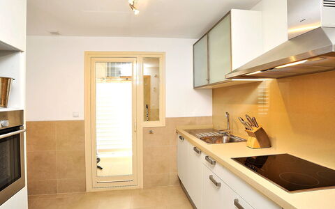 Jávea 186: Eigentum, Zimmer, Countertop, Interior Design, Möbel, Cabinetry, Fussboden, Gelb, Decke, Gebäude