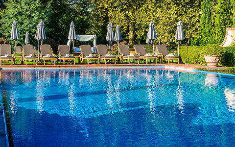 Giardino: Schwimmbad, Blau, Wasser, Reflecting Pool, Reflexion, Majorelle Blue, Freizeit, Natürliche Landschaft, Eigentum, Ferienort