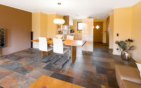 Giardino: Zimmer, Eigentum, Interior Design, Fussboden, Gebäude, Möbel, Hartholz, Gelb, Holzboden, Haus