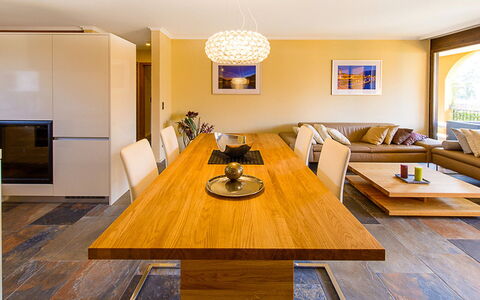 Giardino: Zimmer, Möbel, Interior Design, Eigentum, Esszimmer, Tabelle, Fussboden, Gebäude, Decke, Gelb