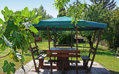 Grand Jardin: Schatten, Tabelle, Überdachung, Baum, Pflanze, Pavillon, Freizeit, Möbel