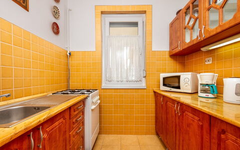 Grand Jardin: Cabinetry, Countertop, Eigentum, Spüle, Sinken, Küche, Holz, Orange, Beleuchtung, Interior Design