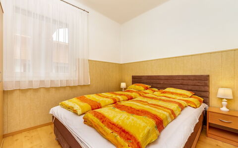 Grand Jardin: Möbel, Gebäude, Komfort, Fenster, Holz, Textil, Interior Design, Schatten, Bettrahmen, Lampe