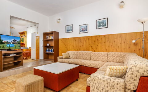 Grand Jardin: Möbel, Bilderrahmen, Cabinetry, Interior Design, Beleuchtung, Regal, Wohnzimmer, Holz, Komfort, Flooring
