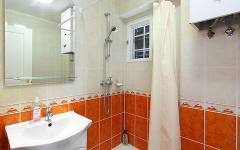Francesco: Badezimmer, Eigentum, Zimmer, Fliese, Interior Design, Wand, Grundeigentum, Zapfhahn, Fussboden, Gebäude