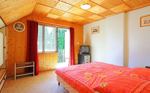 Francesco: Schlafzimmer, Zimmer, Bett, Möbel, Eigentum, Decke, Interior Design, Gebäude, Bettdecke, Grundeigentum