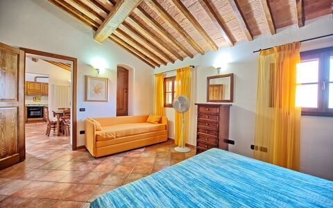 Certaldo: Schlafzimmer, Eigentum, Zimmer, Möbel, Gebäude, Bett, Decke, Interior Design, Grundeigentum, Haus