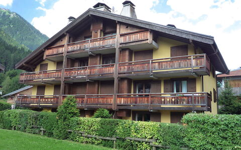 Les Capucins: Wolke, Pflanze, Himmel, Gebäude, Fenster, Haus, Baum, Holz, Grundstueck, Urban Design