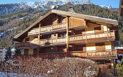 Les Capucins: Himmel, Gebäude, Berg, Eigentum, Pflanze, Fenster, Schnee, Haus, Baum, Natürliche Landschaft