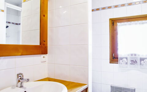 Les Capucins: Spiegel, Zapfhahn, Armatur, Sinken, Eigentum, Fotografieren, Bad Sink, Badezimmerschrank, Badezimmer, Gebäude