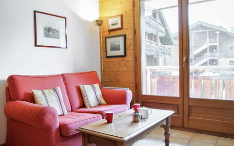 Les Capucins: Eigentum, Bilderrahmen, Möbel, Tabelle, Gebäude, Couch, Holz, Fenster, Interior Design, Komfort